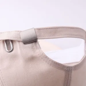 Primer plano detallado de la hebilla metálica ajustable y la correa de sarga en una gorra informal.