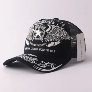 Casquette trucker noire classique avec broderie blanche complexe et dos en mesh respirant.