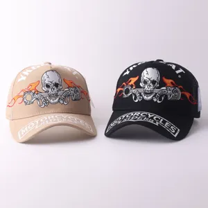 Vue détaillée de casquettes de baseball en filet respirant avec broderie de crâne.