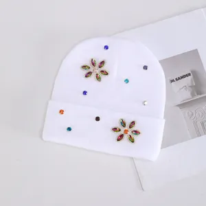 Gorro de punto blanco para mujer con brillantes motivos de flores de pedrería de colores