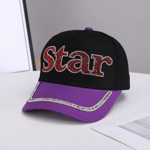 Vista detallada de la gorra de béisbol negra y morada con diamantes de imitación y Star.