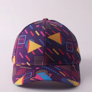 Gorra de béisbol con estampado geométrico retro de los años 90 y visera curvada elegante.