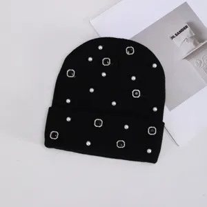 Gorro de punto negro de invierno para mujer decorado con perlas elegantes y brillantes.