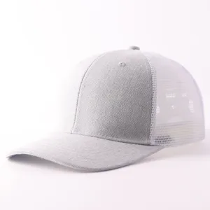 Primer plano de gorra trucker de malla gris y blanca, panel trasero transpirable y frontal.