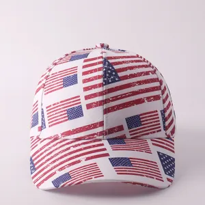 Vista detallada de la gorra de béisbol con estampado de bandera de EE. UU. y visera curva.