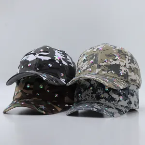 Camouflage honkbalpet met kleurrijke strass-steentjes en stermarkers, stijlvolle hoed.