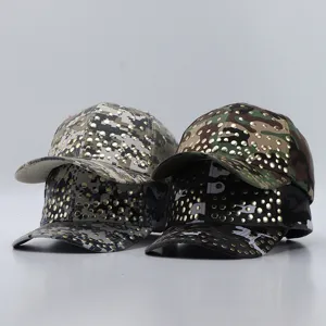 Camouflage honkbalpet met metalen studs, trendy dames streetwear stijl hoofddeksel.