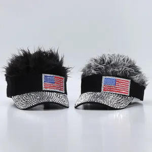 Gorra de visera divertida con pelo sintético, bandera de EE. UU. y visera de pedrería.