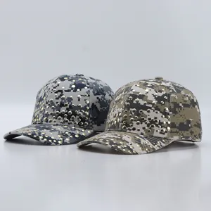 Detailweergave van twee modieuze camouflage honkbalpetten met metalen klinknagels.