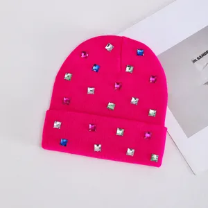 Gorro de punto rosa brillante para mujer adornado con cristales de estrás cuadrados.