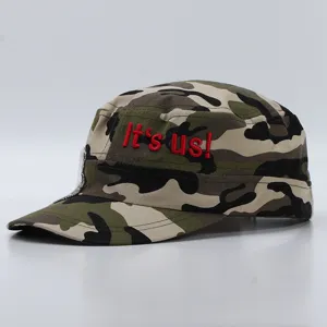 Casquette plate camouflage avec broderie rouge et détail de chaîne strass, style décontracté.