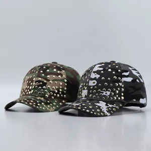 Camouflage baseballpet met metalen klinknagels, modieuze militaire stijl eendenbek hoed.