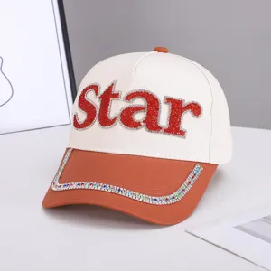 Primer plano detallado de la gorra de béisbol con estrella de diamantes de imitación.