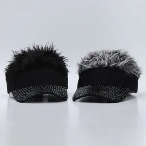 Primer plano de la gorra con visera de pelo divertido y pedrería brillante en la visera.