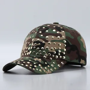 Gedetailleerd uitzicht op de camouflage baseballpet met verspreide metalen klinknagels.