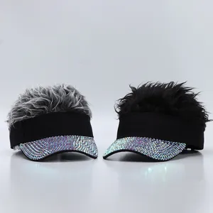 Vista detallada de gorra visera con pedrería colorida y divertido cabello de simulación.