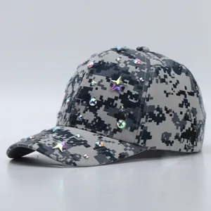 Digitale camouflage strass honkbalpet met holografische kristallen sterrenklinknagels en rand.