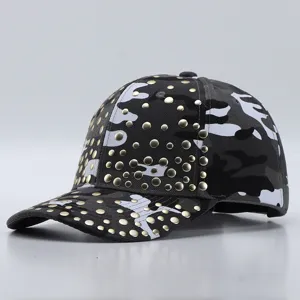 Camouflage honkbalpet voor dames, stijlvolle pet met metalen studs voor dagelijks.