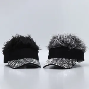 Gorra visera con peluca novedad y borde de pedrería brillante para fiestas al aire libre.