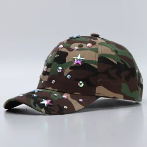 Gedetailleerde close-up van de sprankelende strass-steentjes en sterren op de camouflagepet.