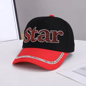 Vista detallada de la gorra de béisbol negra y roja con estrases brillantes y visera brillante.