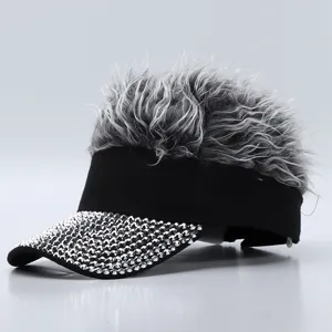 Gorra visera peluca puntiaguda de diamantes de imitación, sombrero de sol brillante con pelo gris.