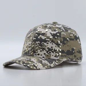 Modieuze camouflage honkbalpet voor dames met metalen studs punk streetwear hoed.