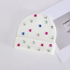 Gorro de punto blanco cálido de invierno para mujer con pedrería cuadrada colorida