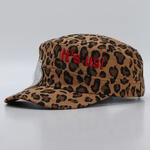 Casquette militaire imprimé léopard avec broderie rouge, chapeau plat élégant pour sport.