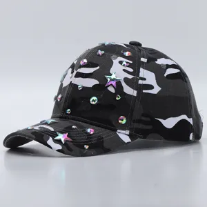 Camouflage strass honkbalpet met kleurrijke kristallen sterren, stijlvolle streetwear muts.