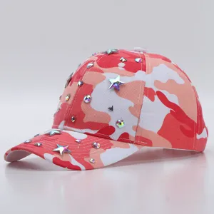 Gedetailleerd shot van een roze camouflage honkbalpet versierd met glinsterende strass-sterren.
