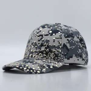 Close-up van een grijze digitale camouflage honkbalpet met opvallende gouden metalen klinknagels.