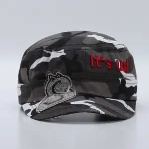 Vue détaillée de casquette plate camouflage avec broderie rouge et patch chat strass.