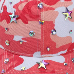 Roze camouflage honkbalpet detail met kleurrijke gradient strass-steentjes en sterren