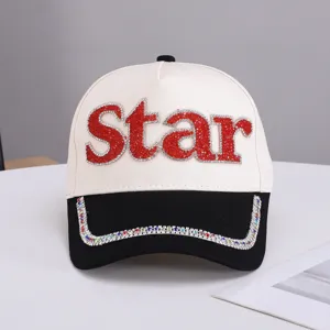 Vista detallada de la gorra de béisbol con pedrería de estrella en blanco y negro mujer.