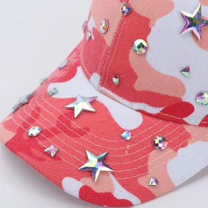 Close-up van een roze camouflage honkbalpet met sprankelende iriserende strass-steentjes en sterren.