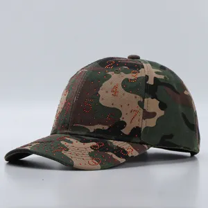 Gedetailleerd overzicht van de camouflage honkbalpet met sprankelende strass-steentjes.