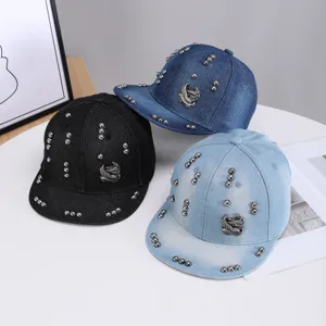 Set de gorras de béisbol de mezclilla con tachuelas metálicas y elegante emblema de alas mujer.