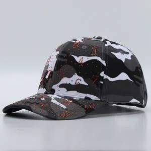 Modieuze camouflage honkbalpet met strass stenen nummers klinknagels streetwear