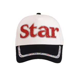 Gorra de béisbol bicolor de moda con texto de estrella en pedrería y borde brillante.