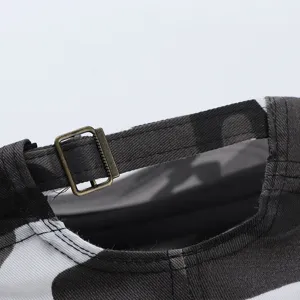 Vue détaillée de la sangle réglable et de la boucle en métal sur la casquette camouflage.