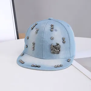 Gorra de béisbol de ala plana de denim azul claro con tachuelas metálicas para mujer.