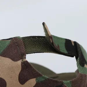 Gedetailleerd overzicht van de verstelbare band van de camouflage honkbalpet met klittenband.