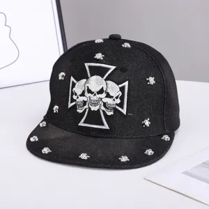 Gorra de béisbol plana de denim negro con remaches de calavera de metal y cruz bordada.