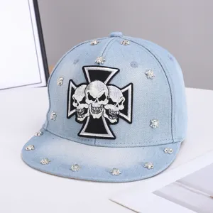 Gorra de béisbol snapback de mezclilla azul claro con parche de cruz de calavera y tachuelas.