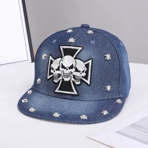 Gorra de béisbol de mezclilla con visera plana, bordado de cruz y tachuelas de calavera.