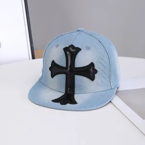 Gorra de béisbol de mezclilla azul claro con parche de cruz negra, visera plana streetwear.