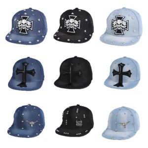 Gorra de Béisbol Unisex Streetwear de Algodón Denim con Visera Plana Remaches Motivo de Cruz Punk Gótico Parasole Ajustable Snapback