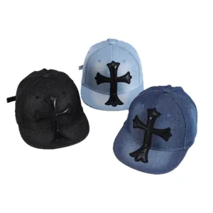 Moderna gorra de béisbol de mezclilla con visera plana y parche de cruz de cuero.