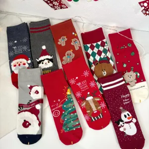 Detailaufnahme süßer Weihnachtssocken für Damen mit festiven Cartoon-Mustern und weicher Baumwolle.
